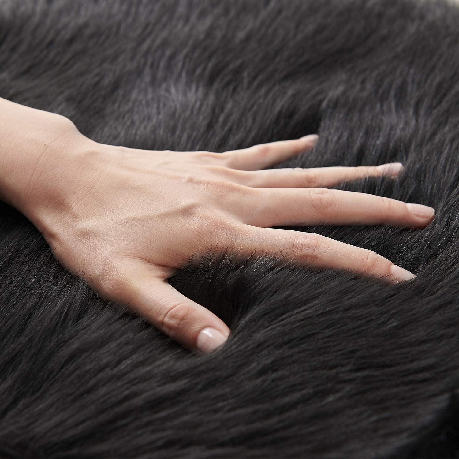 SERISSA Soft Fluffy Area Rug, Coal Black Faux Sheepskin Fur Rug, Shaggy Rug for Bedroom Floor Fuzzy Carpet for Living Room 4x6 Feet