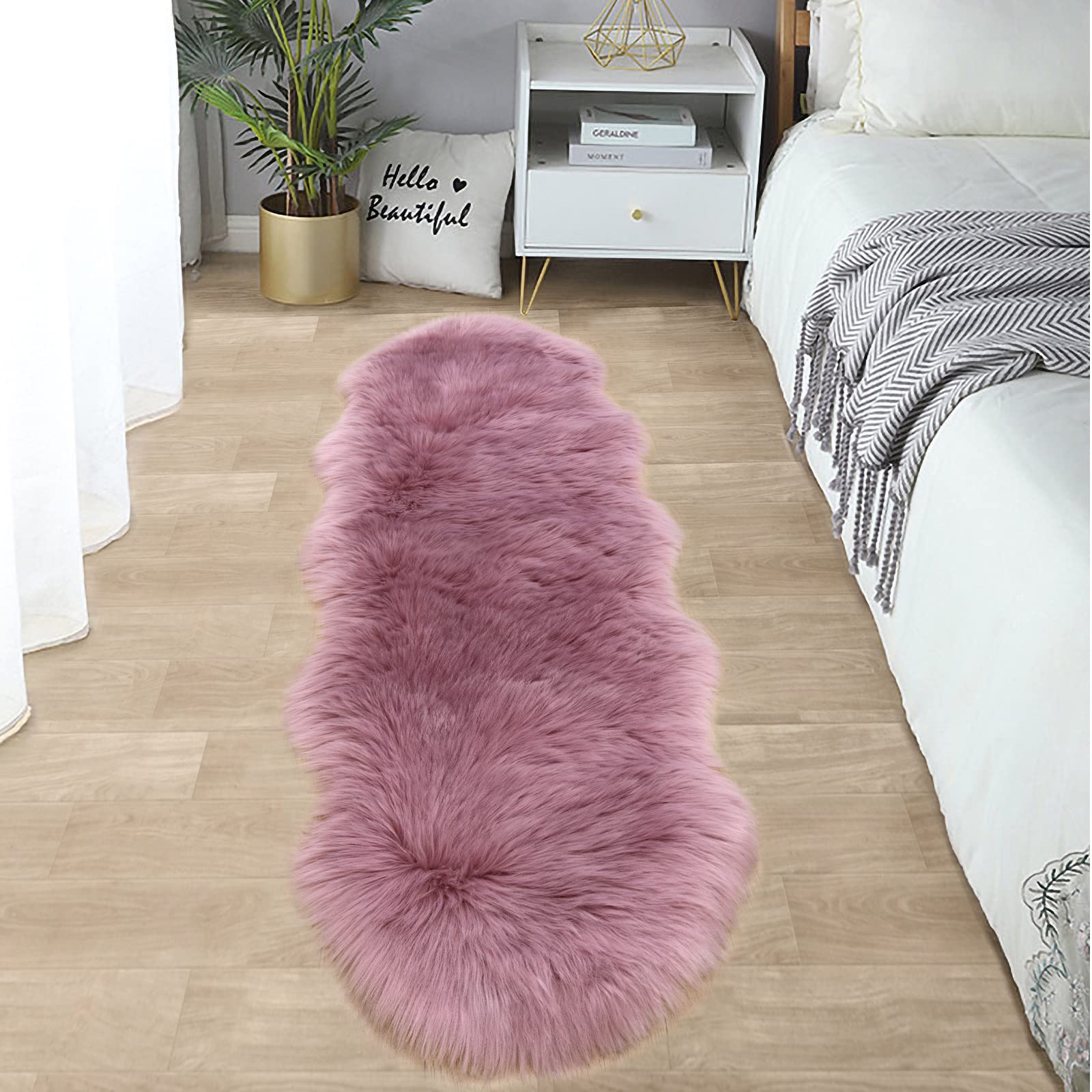 SERISSA Soft Fluffy Area Rug, Coal Black Faux Sheepskin Fur Rug, Shaggy Rug for Bedroom Floor Fuzzy Carpet for Living Room 4x6 Feet