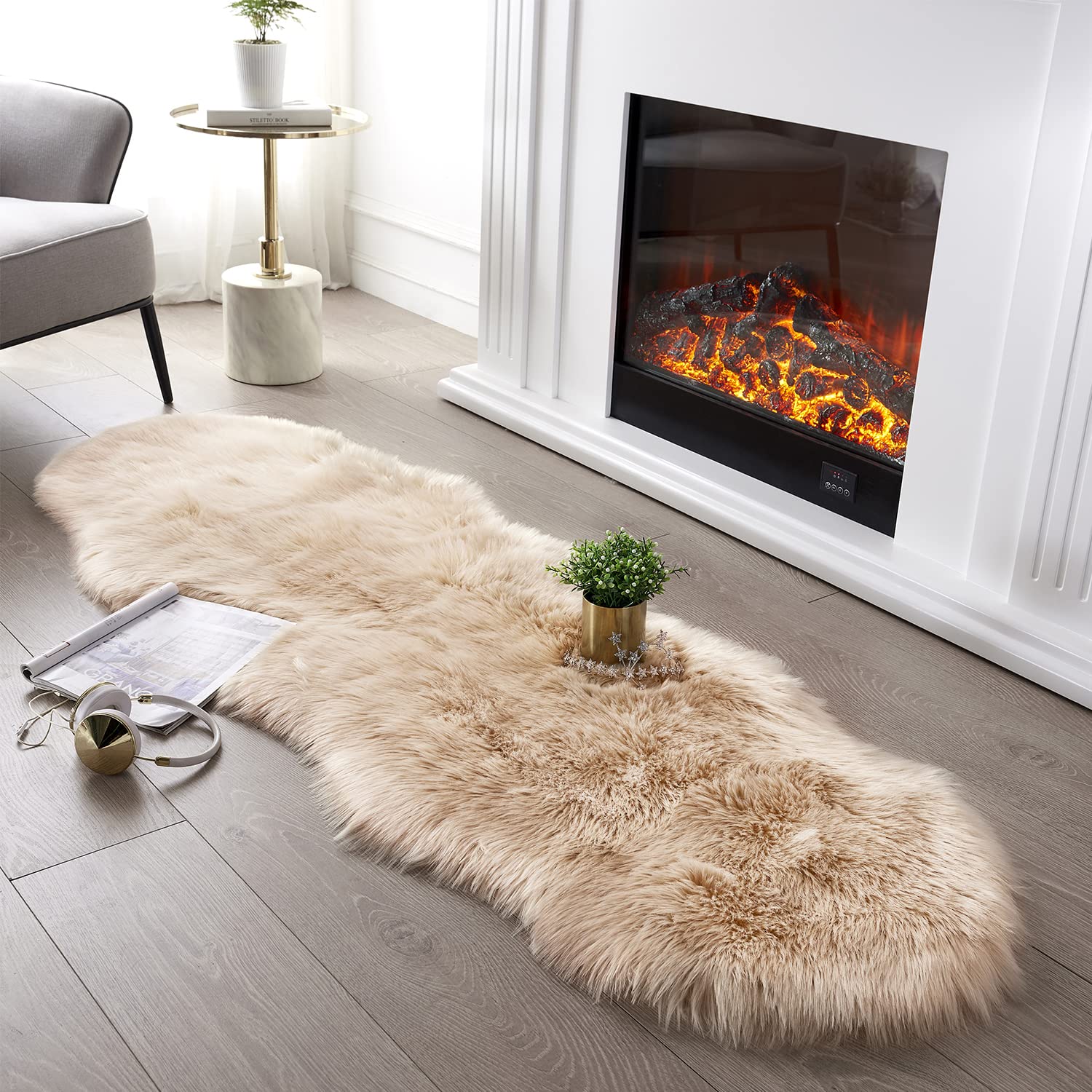 SERISSA Soft Fluffy Area Rug, Coal Black Faux Sheepskin Fur Rug, Shaggy Rug for Bedroom Floor Fuzzy Carpet for Living Room 4x6 Feet