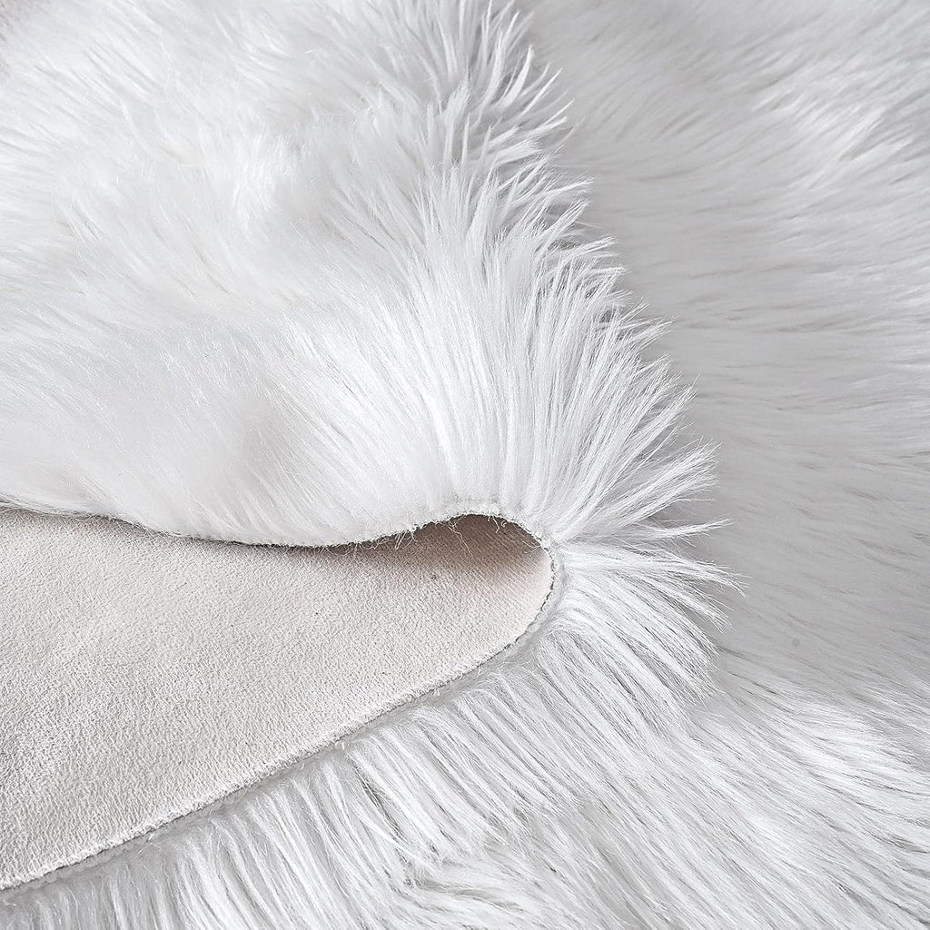 ISEAU Soft Faux Fur Fluffy Area Rug, Luxury Fuzzy Sheepskin Carpet Rugs for Bedroom Living Room, Shaggy Silky Plush Carpet Bedside Rug Floor Mat, 2ft x 3ft, White