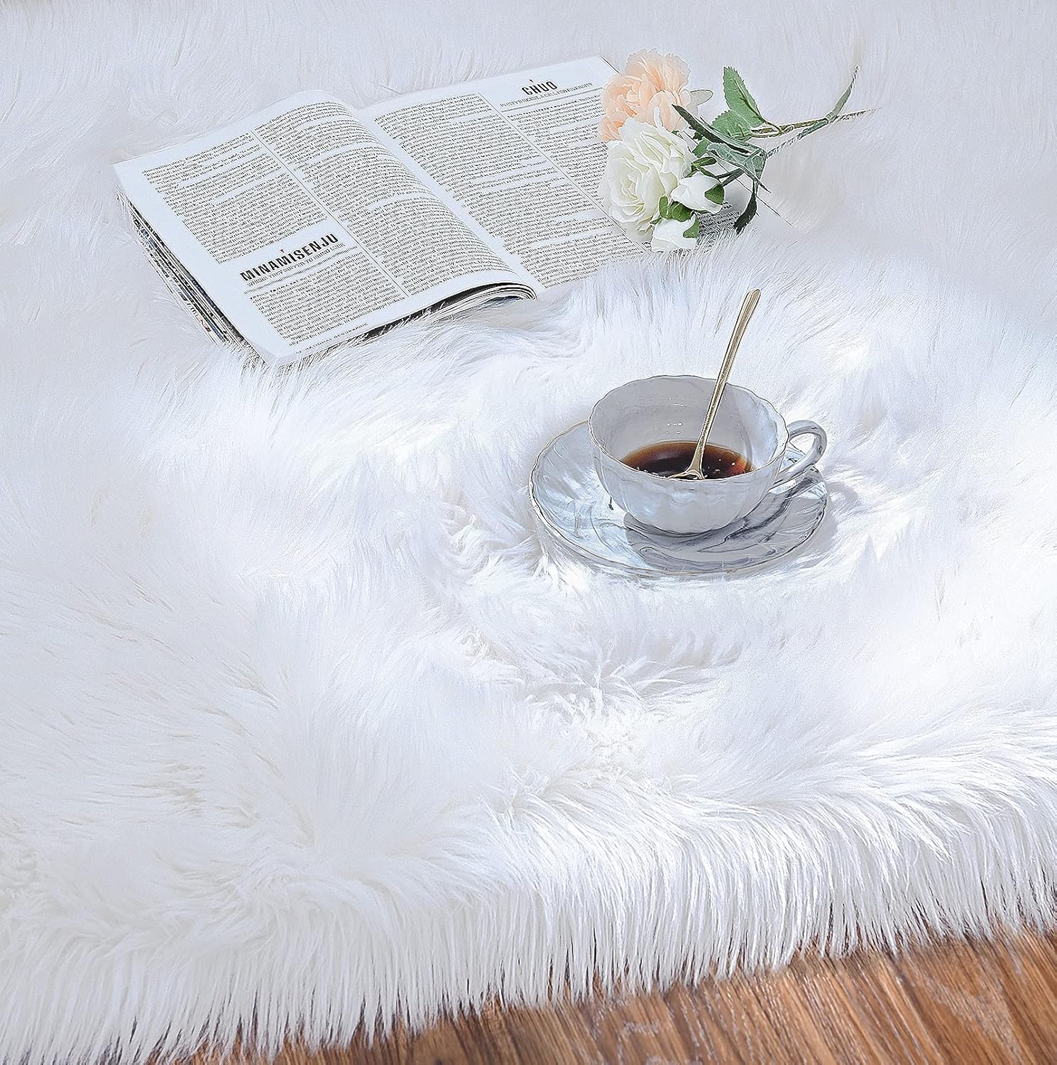 ISEAU Soft Faux Fur Fluffy Area Rug, Luxury Fuzzy Sheepskin Carpet Rugs for Bedroom Living Room, Shaggy Silky Plush Carpet Bedside Rug Floor Mat, 2ft x 3ft, White