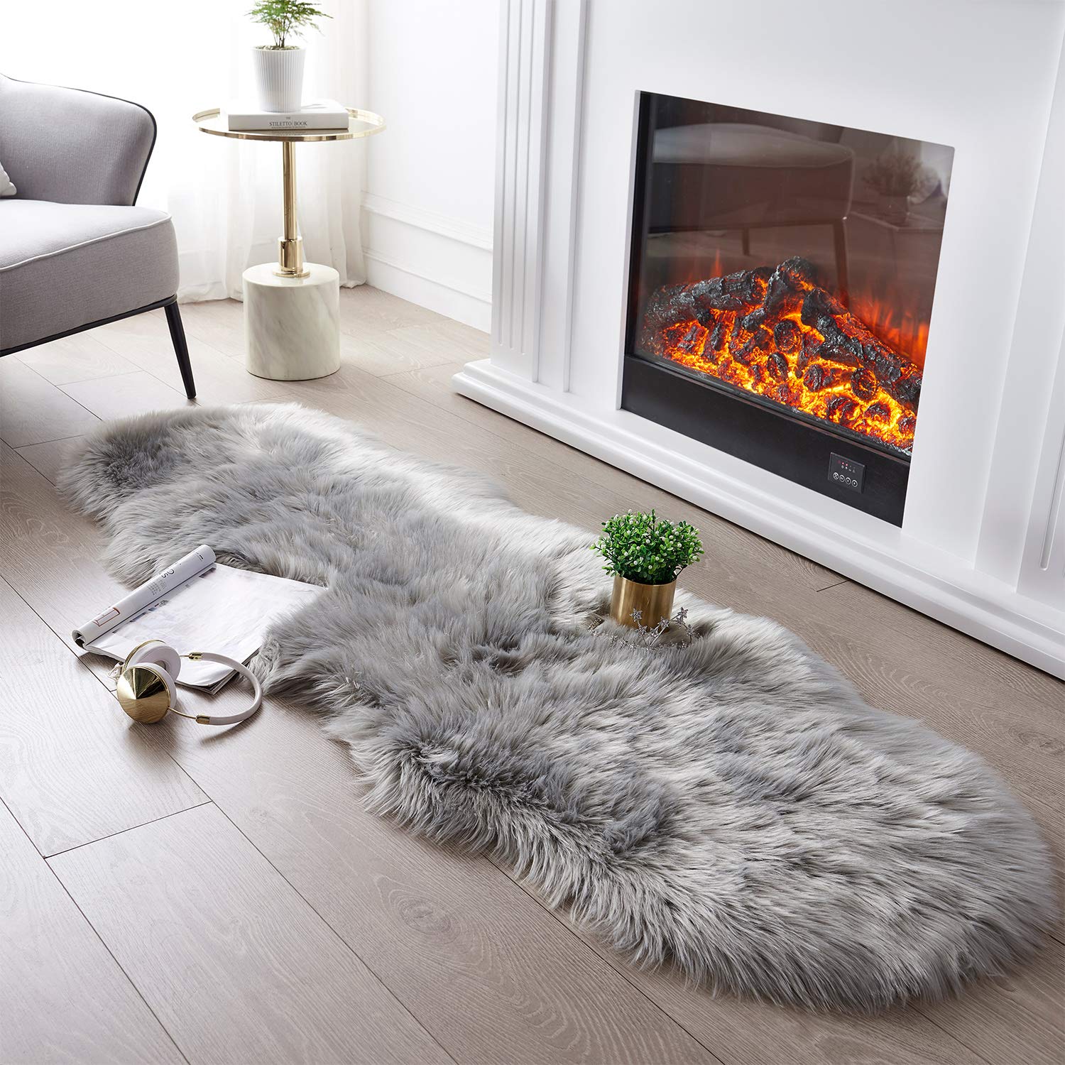 SERISSA Soft Fluffy Area Rug, Coal Black Faux Sheepskin Fur Rug, Shaggy Rug for Bedroom Floor Fuzzy Carpet for Living Room 4x6 Feet